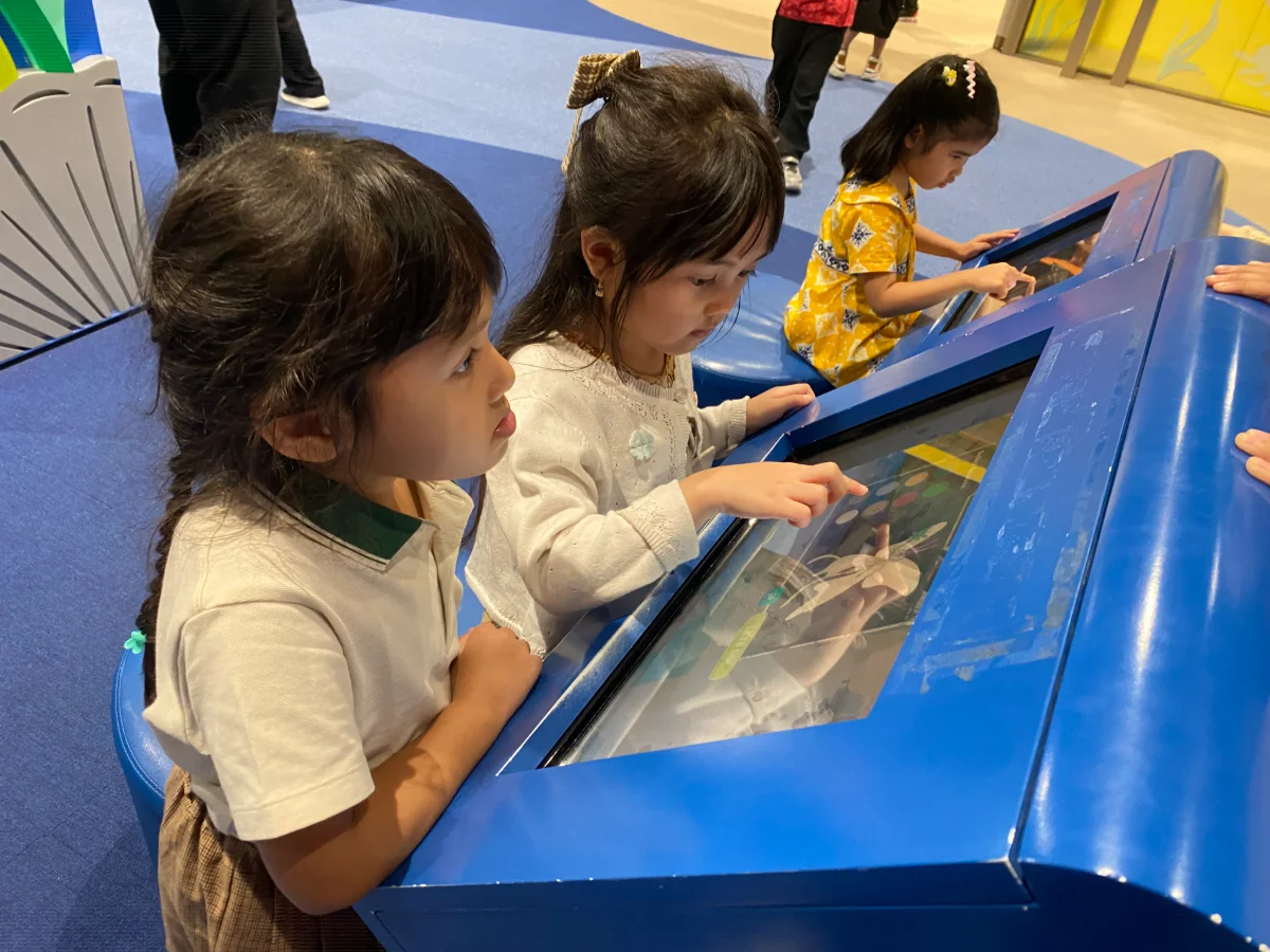 Exploring the National Library (1)